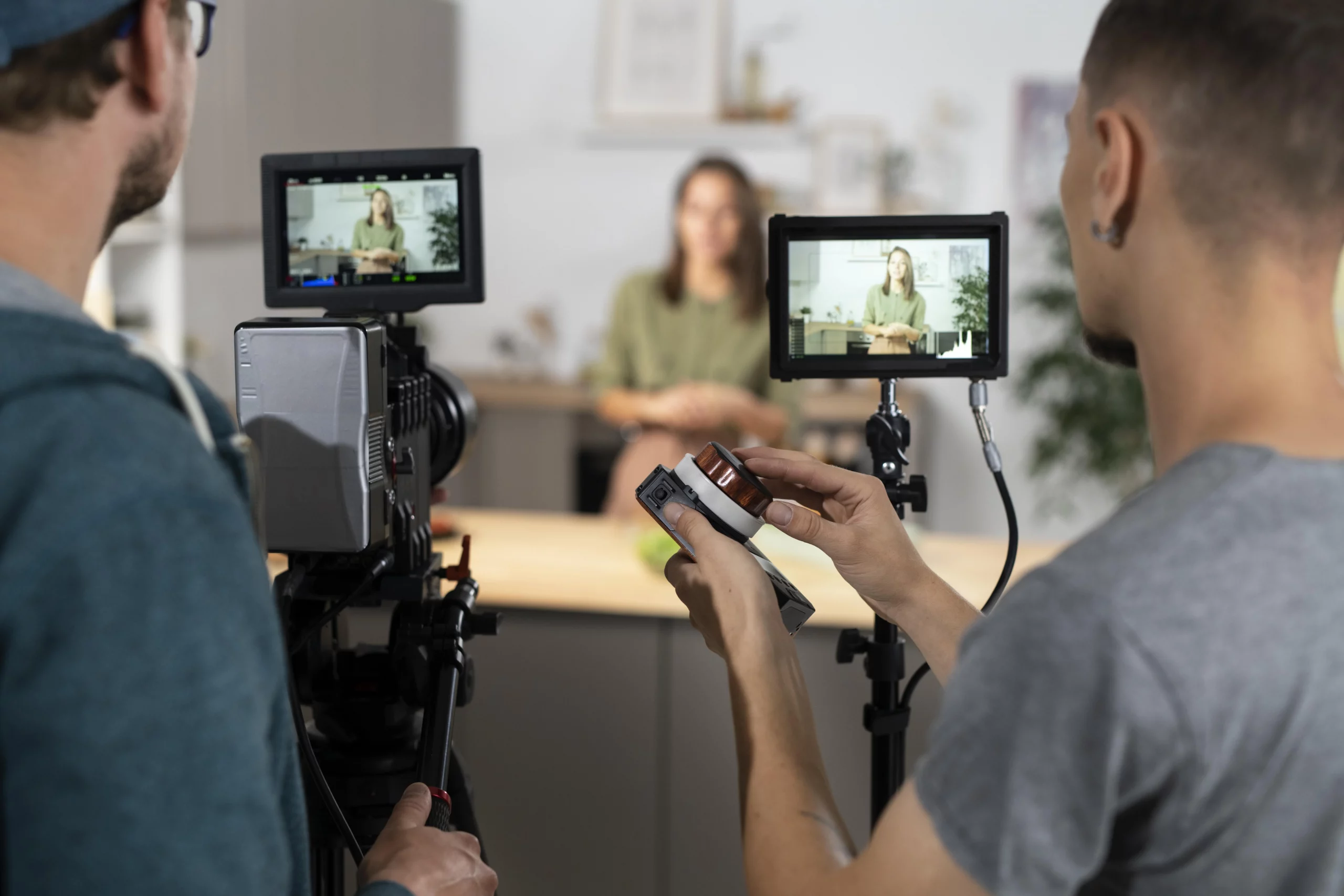 personas creando contenido en video para marketing digital